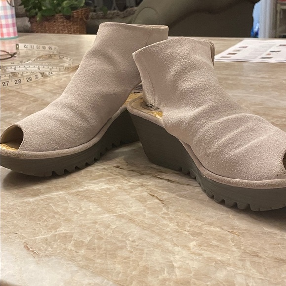 Flu London Stylish Women's Peep-Toe Wedge Sandals cream suede. 41 - Picture 1 of 6